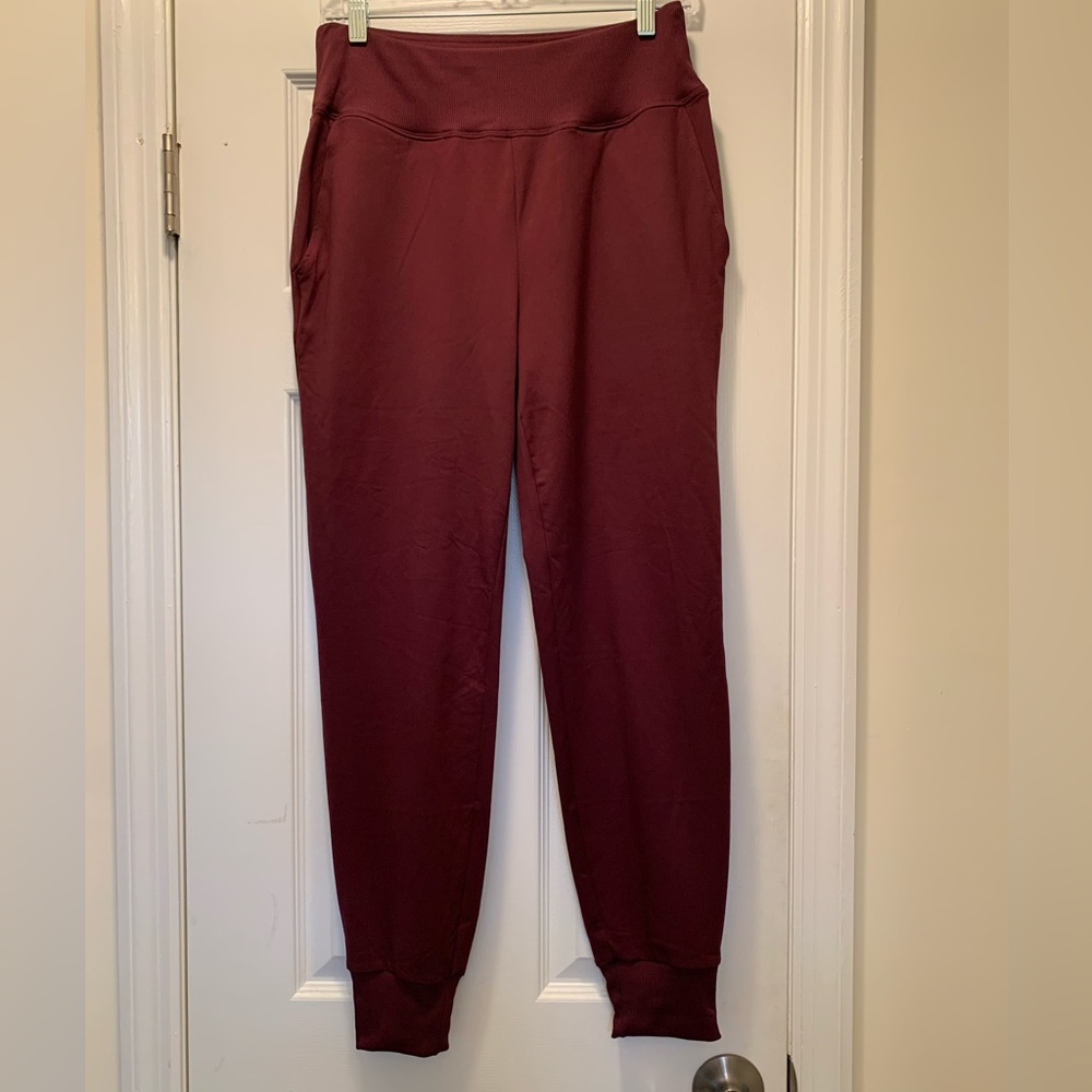New without tags burgundy joggers size M. (Green pics just to show the fit)
